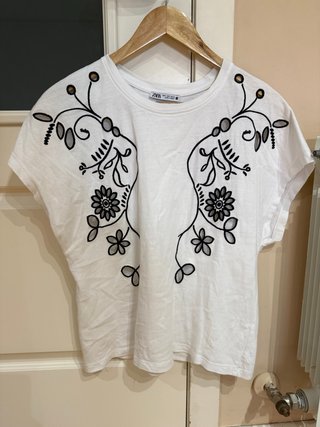 Camiseta Zara Blanca con Bordados Talla S