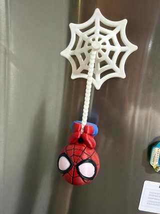 Imán de Spider-Man con Telaraña