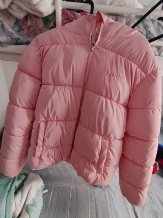 Abrigo acolchado rosa Levi's para niña