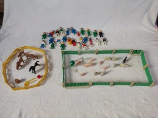 Lote Playmobil de figuras, animales y cercas