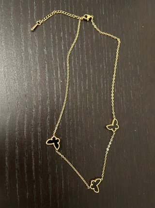 Collar de acero con mariposas negras