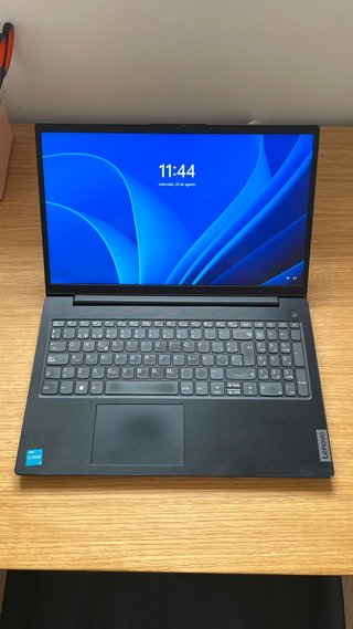 Portátil Lenovo V15