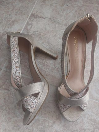 Sandalias de tacón doradas Prestigio