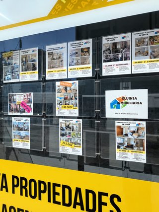Vitrina expositora colgante de metacrilato