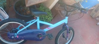 Bicicleta infantil azul y morada marca Btwin .
