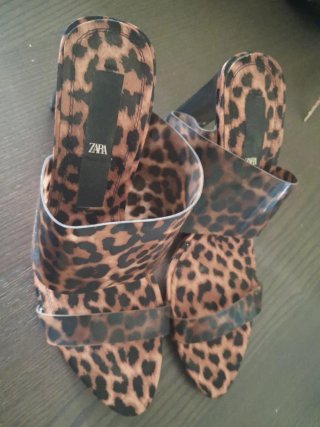 Zapatos de tacón Zara vinilo leopardo