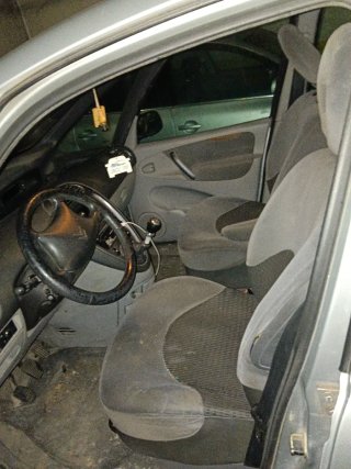 Coche con interior gris