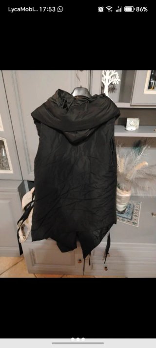 Gilet nero con cappuccio