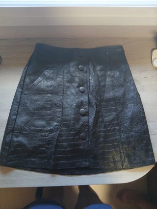 Falda negra efecto piel cocodrilo
