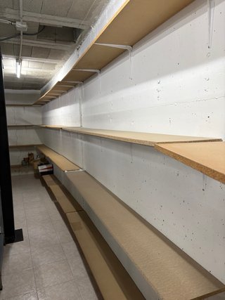 Estantería de aglomerado con escuadras
