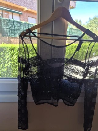 Top negro con transparencias y lentejuelas