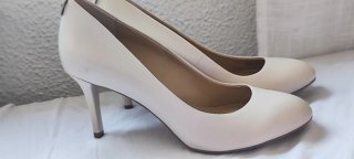 Zapatos de tacón blancos