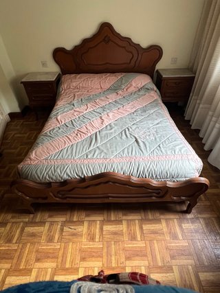 Cama de matrimonio con dos mesitas