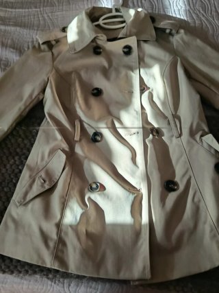 Chaqueta tipo trench beige