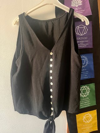 Camisa sin mangas negra con botones