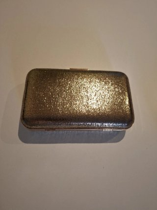 Bolso de mano dorado para eventos