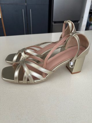 Sandalias de tacón doradas Talla 40