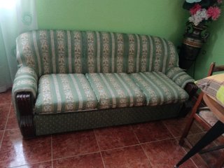 Sofá de tres plazas estampado