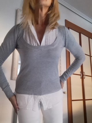 Jersey gris con sobrecamisa blanca talla M
