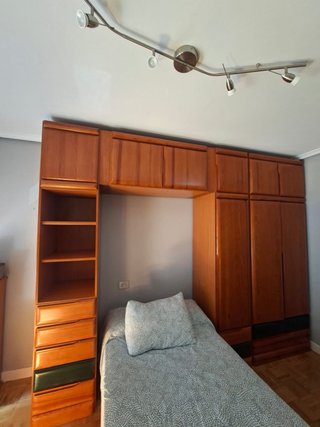 Habitación de madera con puente y armario