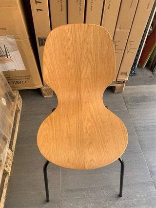 Silla de madera con estructura metálica