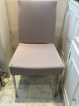 Silla con Tapizado Blanco y funda protectora.