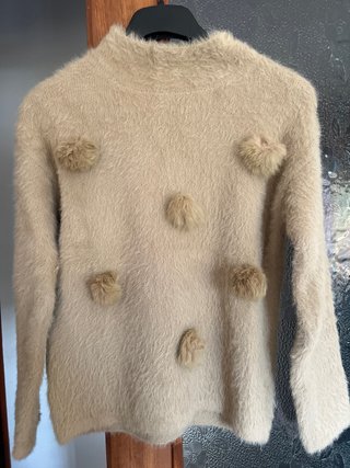 Jersey de pelo beige con pompones