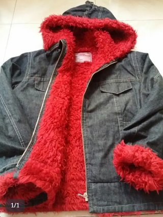 Cazadora vaquera con forro rojo