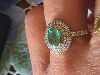 Anillo de oro con esmeralda y diamantes