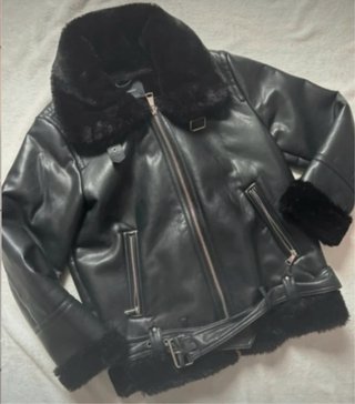Chaqueta de piel negra con borreguillo