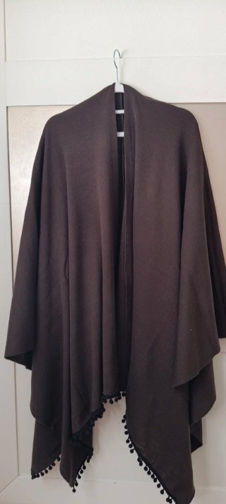 Poncho Marrón con Detalle de Pompones