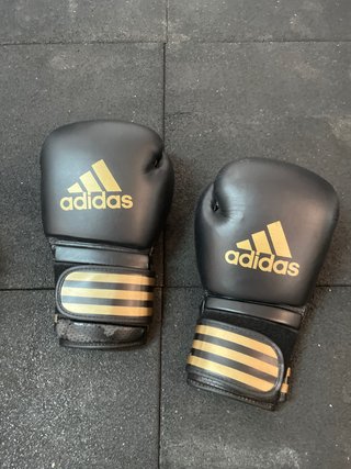 Guantes de Boxeo Adidas Negros y Dorados