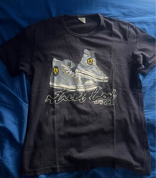 T-shirt nera con stampa sneakers