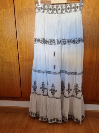 Falda larga Zara blanca con bordados