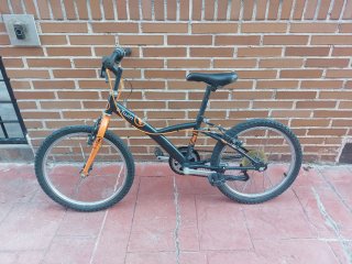 Bicicleta infantil Btwin negra y naranja