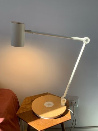Lámpara de escritorio con base de madera cargador