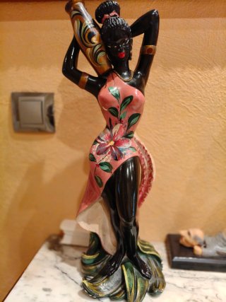 Figura Decorativa Mujer con Cántaro