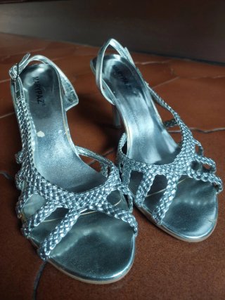 Sandalias Marypaz Plateadas con Tacón