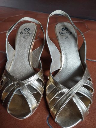 Sandalias de tacón doradas Marila