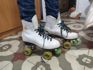 Patines de cuatro ruedas blancos