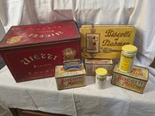 Set di 8 scatole in latta vintage