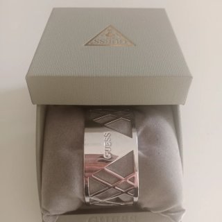 Brazalete Rígido Guess Plateado