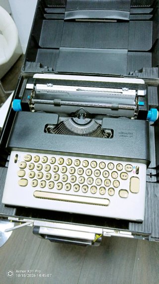 Máquina de escribir Olivetti Dora