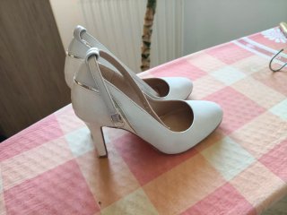 Zapatos de tacón blancos