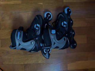 Patines en línea negros y grises