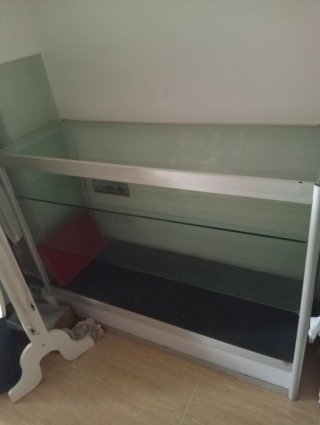 Vitrina expositora de cristal y metal para tienda