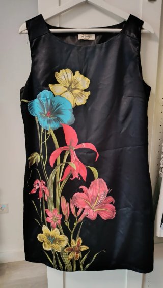 Vestido de raso negro con estampado floral