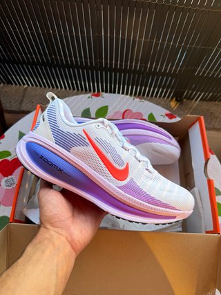 Nike Vomero 18 Blancas y Violeta Talla 42.5