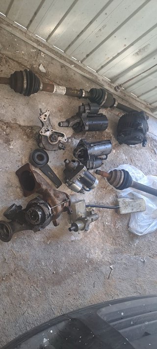 Lote de piezas de motor y transmisión