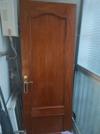 Puerta de madera maciza